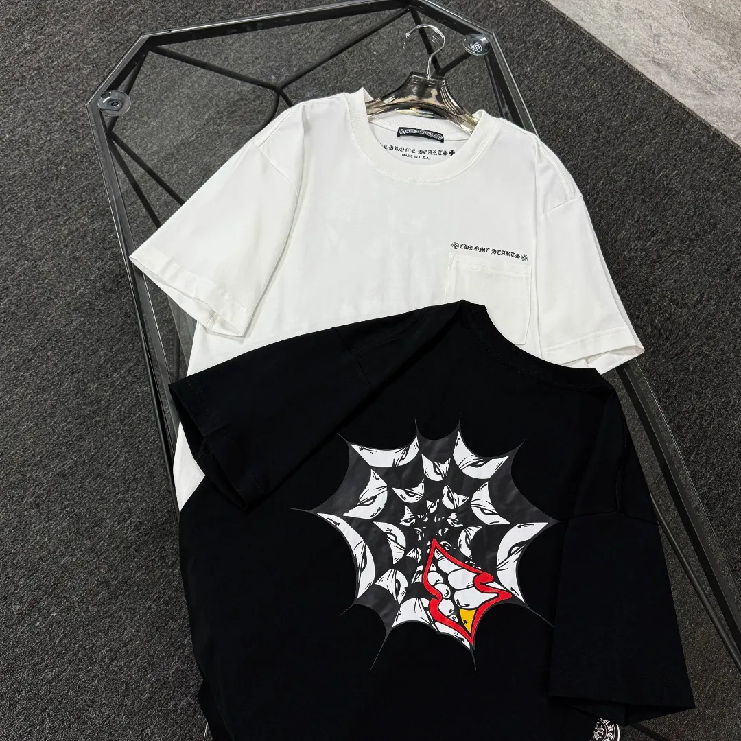 P170 Chrome Hearts Chrome Hearts 25 high-end versions. The fabric is made of 300 grams of high-density pure cotton. It does not deform or shrink. It has three labels. It is the same style for men and women. Technology: Digital printing. Color: White. Black. SIZE: S-XL.